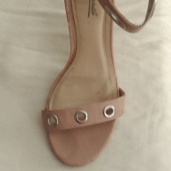 Pretty but will used worn on the bottom back of heel has nicks - Picture 2 of 9